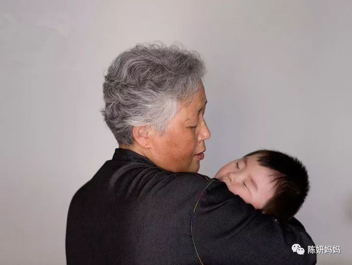 有多少中国老年人，一边忍受着挑剔，一边在默默帮子女带