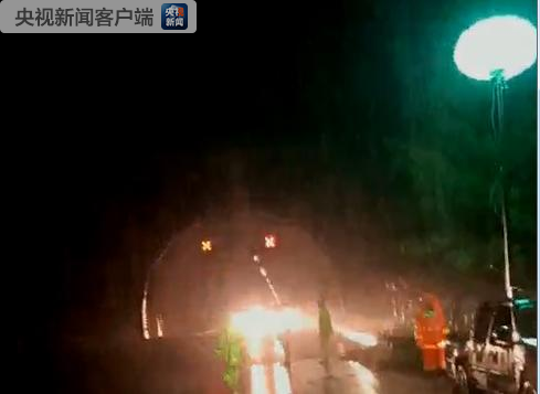 暴雨来袭 重庆多条高速公路交通管制