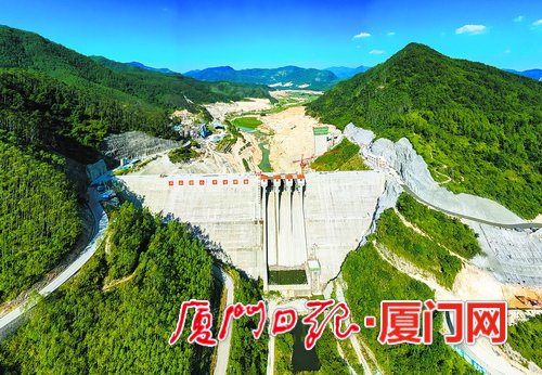 上存水库大坝完工,横亘高山峡谷间,雄伟壮观。(本报记者黄 嵘航拍器摄)