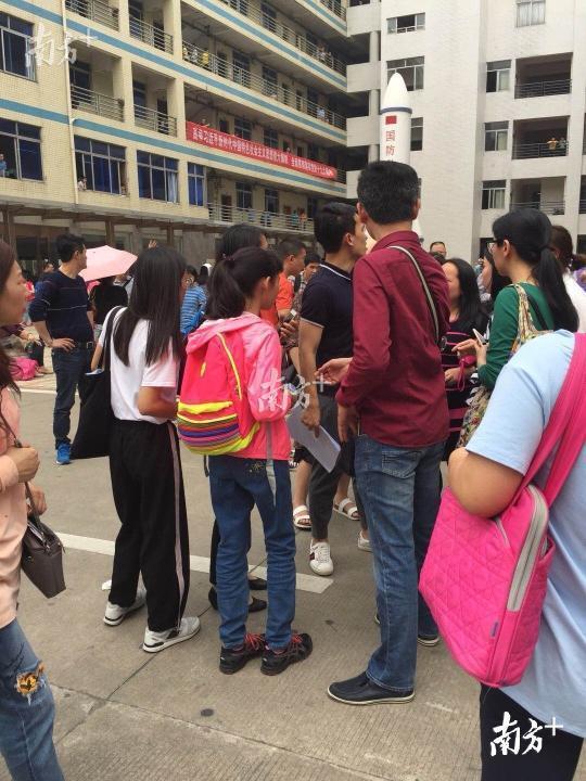 进群对暗号,赶考得接头!广州某中学顶风违规