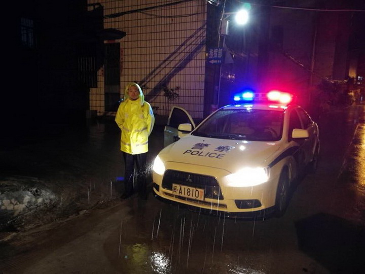 暴雨倾城 全市公安民警紧急行动守护平安