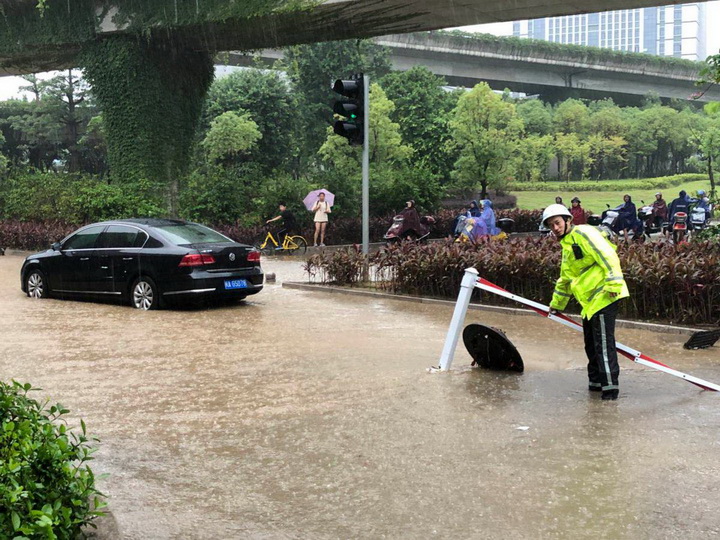 暴雨倾城 全市公安民警紧急行动守护平安