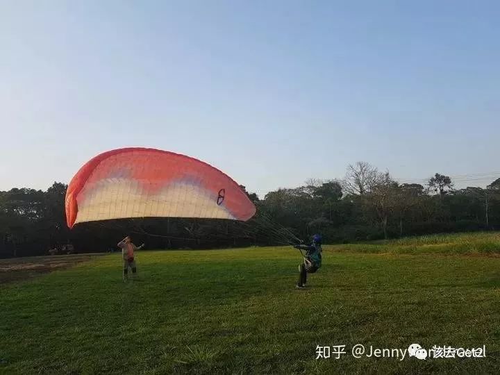 她向老板请了一年假,背着滑翔伞在天上环球旅行 ∣ 该去 · 游