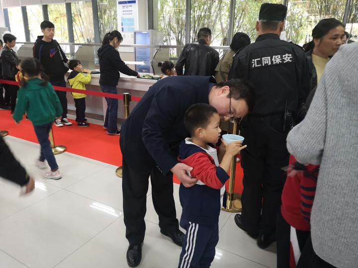 利来国际下载-获胜功臣!卢比奥社媒晒出与小加索尔拥抱合照