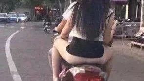 南宁谁认识这个骑电动车的女人？裙子都要飞了！