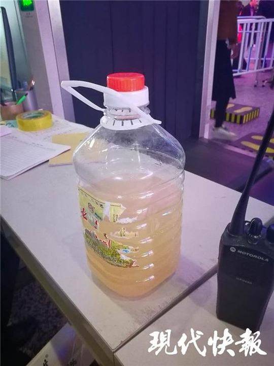 △5斤的散装米酒剩下半桶。苏州北站派出所供图