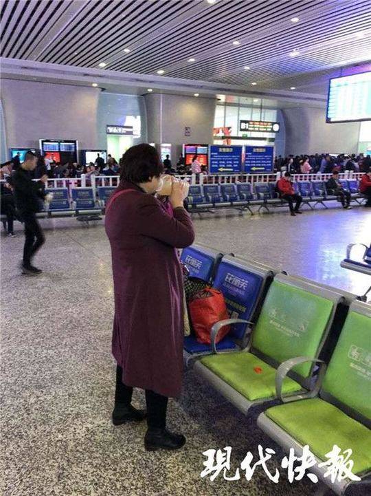 △女子一通豪饮。苏州北站派出所供图