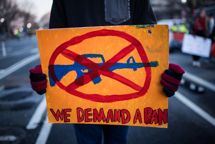 ▲3月25日华盛顿反枪支游行中的标语（美国《华盛顿邮报》）