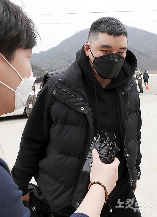 胜利不接受采访,径直走进部队。(nocutnews)