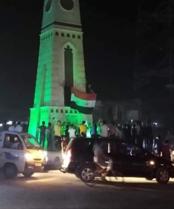  拉卡市民众在夜间庆祝政府军进驻拉卡省 图源：社交媒体