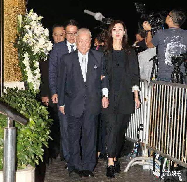 连李嘉欣都要被担心钱不够花了？