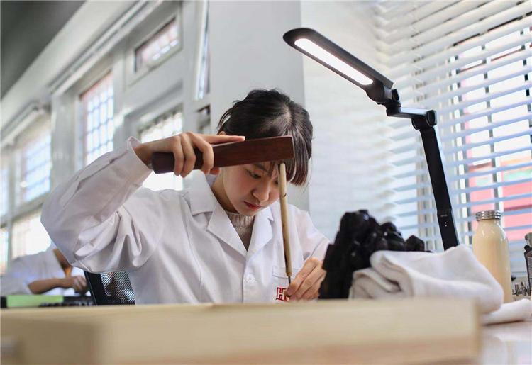 《我在故宫修文物》吸引留日美女研究生进宫