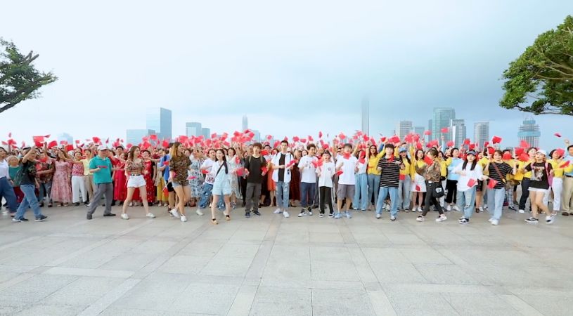 广东深圳:超4181平方米的巨幅国旗亮相深圳广电大厦