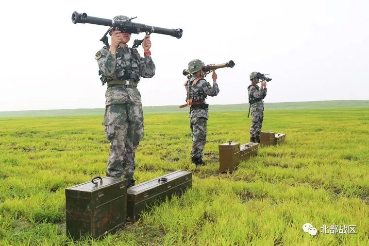 剑破苍穹第79集团军某旅组织炮兵防空兵实兵实弹战术演练锤炼部队战斗
