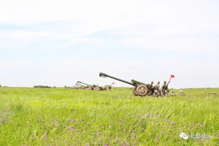 剑破苍穹第79集团军某旅组织炮兵防空兵实兵实弹战术演练锤炼部队战斗