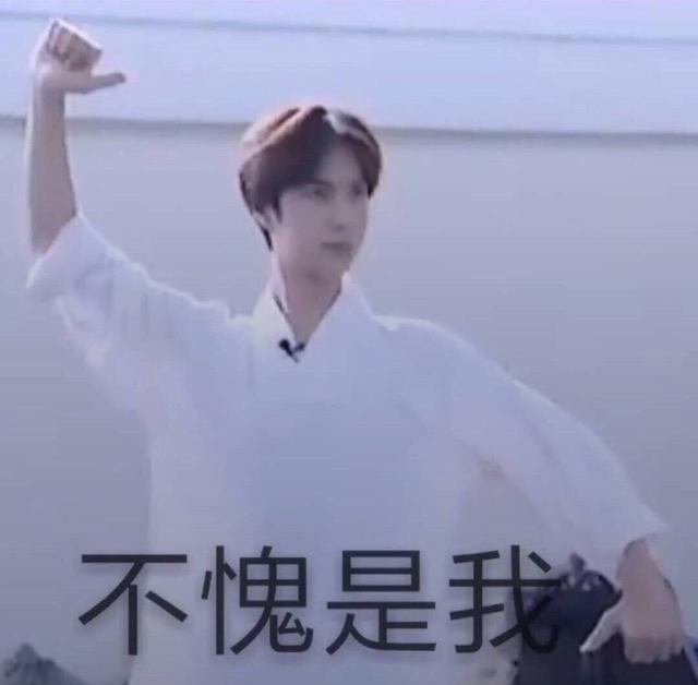 看王一博十几岁给韩庚伴舞的照片：他颜值高但和现在长得不太一样