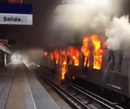  圣地亚哥地铁4号线列车被烧毁 推特视频截图