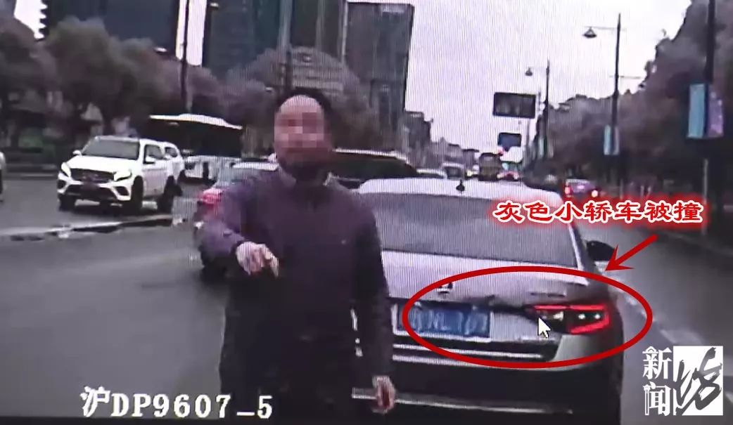 轿车使坏故意刹车被公交追尾 警察将司机拘留10日