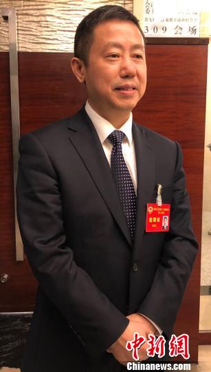 14日,正在南京参加江苏省“两会”的江苏省政协常委、红豆集团董事局主席兼CEO周海江接受#####filter2#####记者采访。 朱晓颖 摄