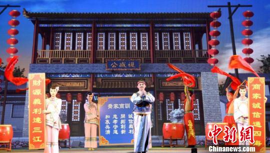 会议期间,参会代表和及社会相关人士近400人观看了山西金融职业学院师生自编自演并于2015年被列为山西省教育厅高雅艺术进校园优秀剧目的素质教育歌舞剧《晋商魂》。 屈丽霞 摄 全国高职院校素质教育研讨会召开 近300专家学者探索教育新路径