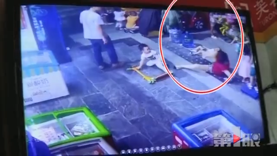 3岁男童玩滑板车撞倒女子致其十级伤残 家长赔