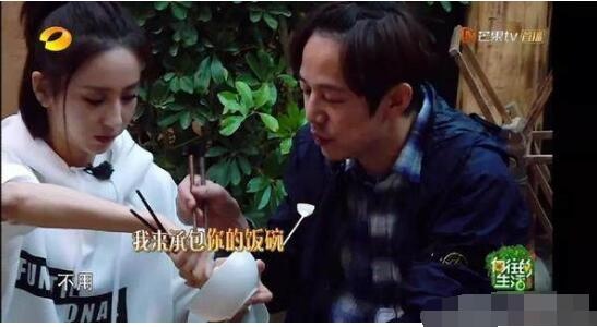 佟丽娅穿短裤腿型变奇怪 网友：这裤子到底有多短