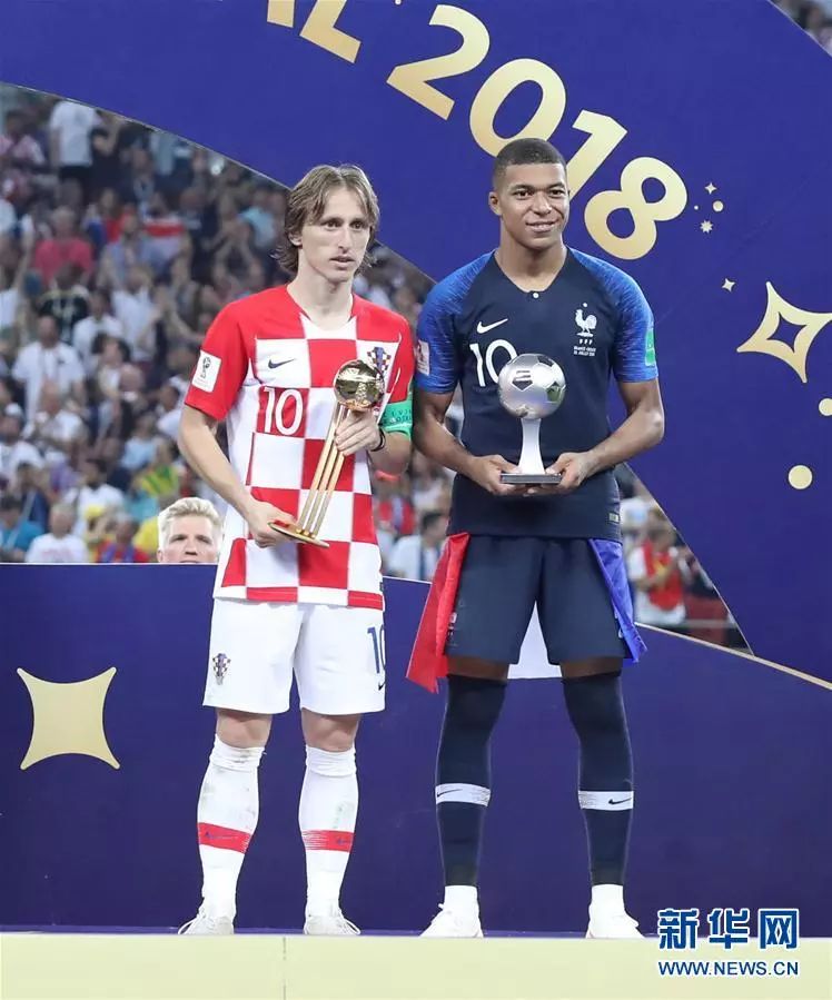  ▲7月15日，分获世界杯金球奖和最佳新秀奖的克罗地亚队球员莫德里奇（左）与法国队球员姆巴佩在颁奖仪式上。新华社记者 曹灿 摄