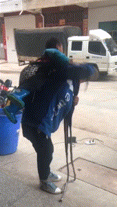 背着儿子送外卖