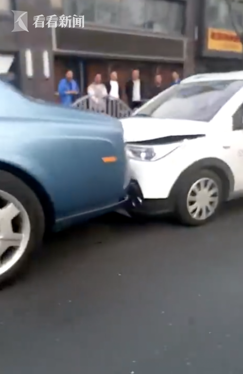 上海一共享汽车追尾劳斯莱斯 官方：我无责 被后面君威顶上去的