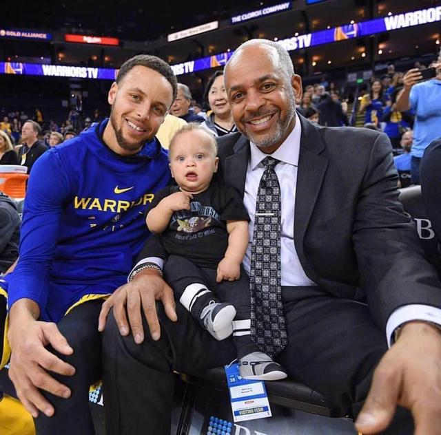 库里儿子第1次观赛就是一场血洗!祖孙三代同框,这一画面很暖心