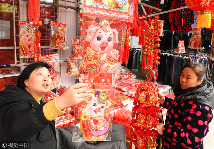 春节临近 各地年货市场渐红火