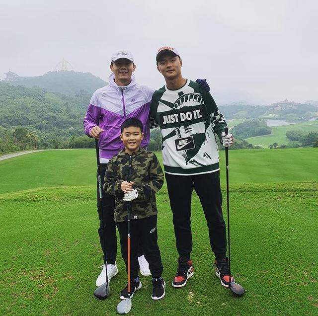 广州恒大球员黄博文爱打高尔夫,和儿子下场帅