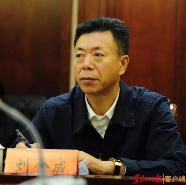 凯旋门1娱乐手机版网址|59岁黄宏罕露面!与刘芳菲搭档主持晚会,两鬓斑白皱纹丛生显沧桑