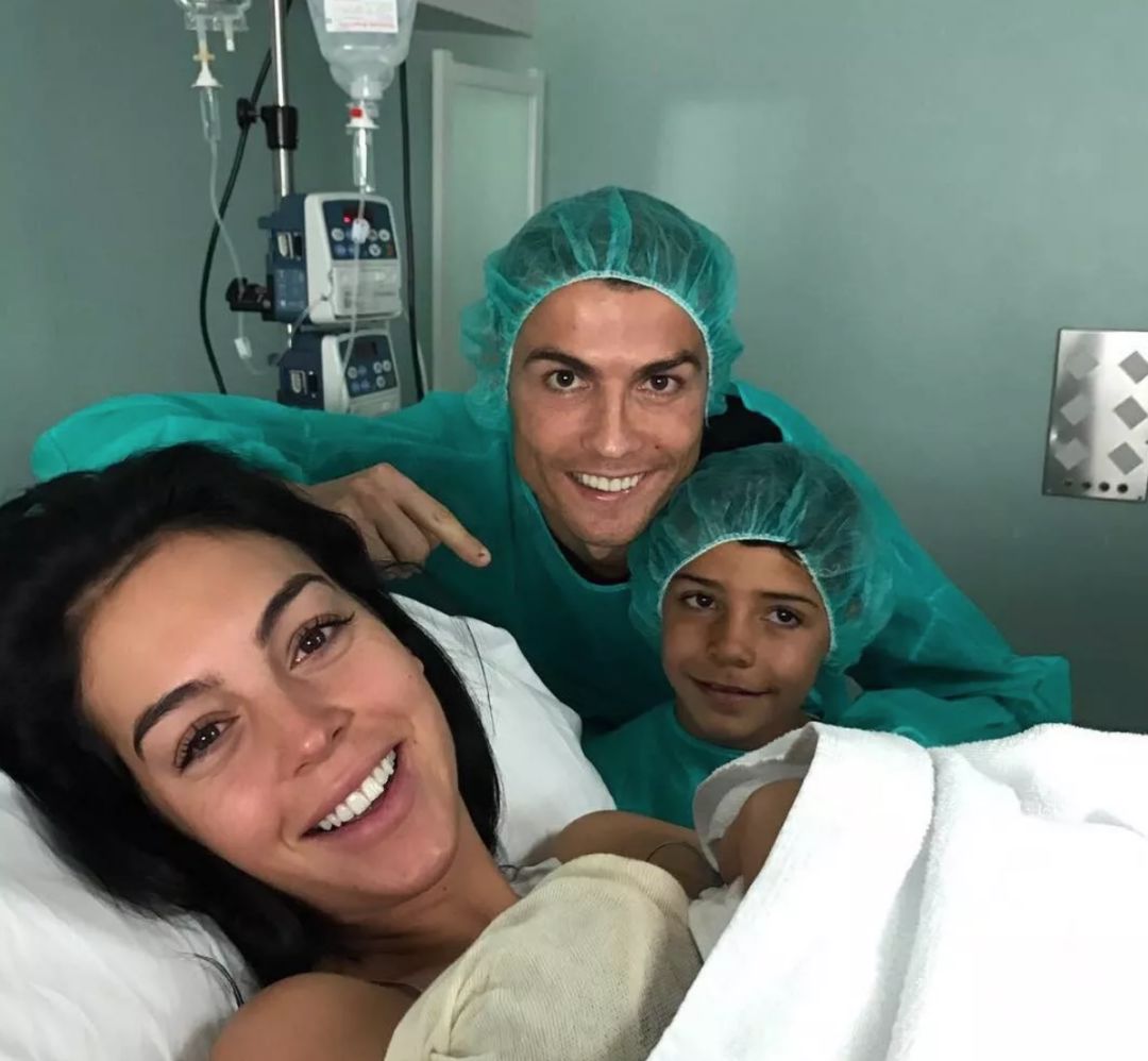 C罗求婚成功!让30亿女人疯狂的他,为何独宠一