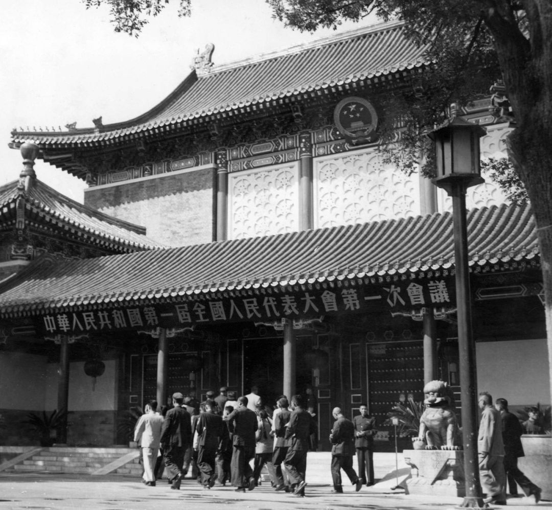 1954年9月15日，第一届全国人民代表大会第一次会议在北京开幕。图为全国人大代表进入会场。 新华社记者 刘东鳌 摄