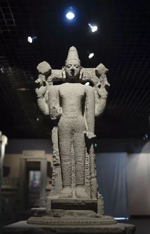 ▲泉州海外交通史博物馆展出的1934年在泉州南教场出土的印度教毗湿奴神像（姜克红 摄）
