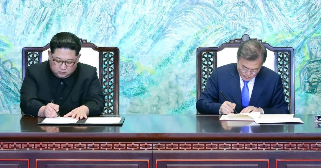 4月27日，朝鲜最高领导人金正恩（左）与韩国总统文在寅在板门店签署共同宣言。新华社发