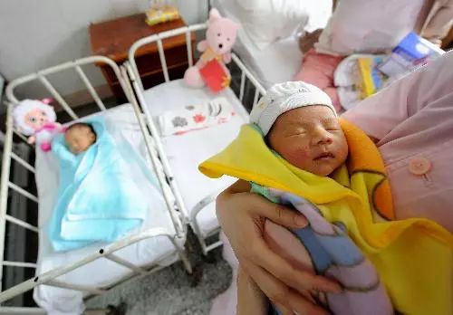 ▲地震发生后，来自北川县禹里乡的两名羌族婴儿得到精心护理。