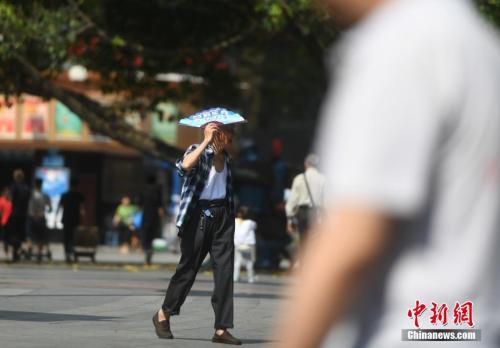 5月16日，重庆市主城区气温飙升，室外温度已经超过35℃，提前进入了“烘烤”模式。陈超 摄
