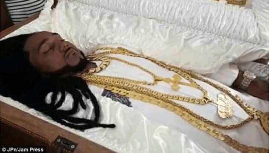 百万富翁葬礼：宾利当灵车 佩戴珠宝价值10万美元