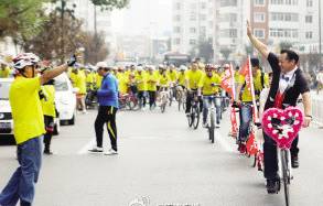 炸街了！天津一对新人结婚百辆豪车占了整条街，网友：堪比世界”豪车展“！