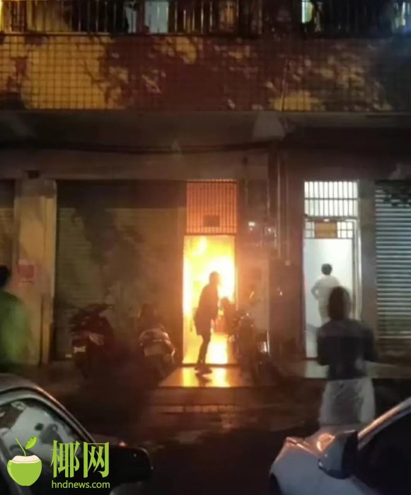 这是11月19日零时许发生在琼海市爱华路的惊险一幕,刚下夜班的琼海市