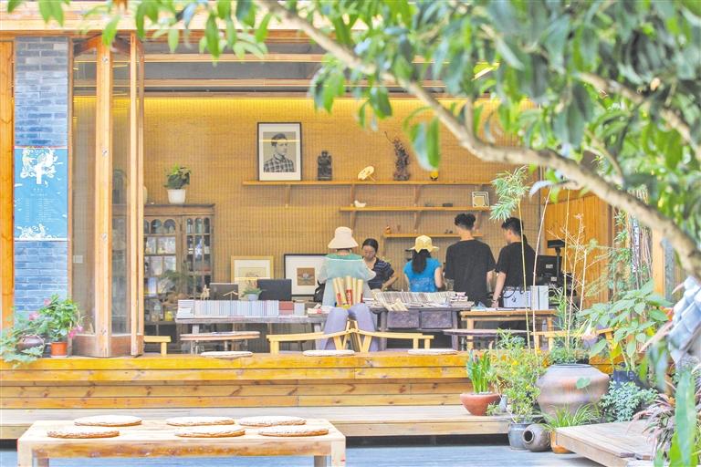 彭清华邓小刚等分组带队赴成都参观考察乡村振