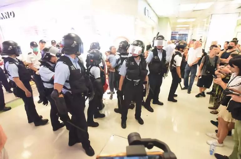 香港警方到场维持秩序。图源:港媒