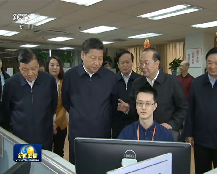 △2016年2月,习近平调研人民日报社,卢新宁在现场