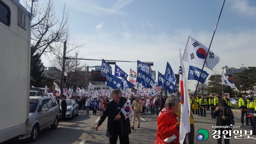 17日，韩国水原市举行太极旗集会