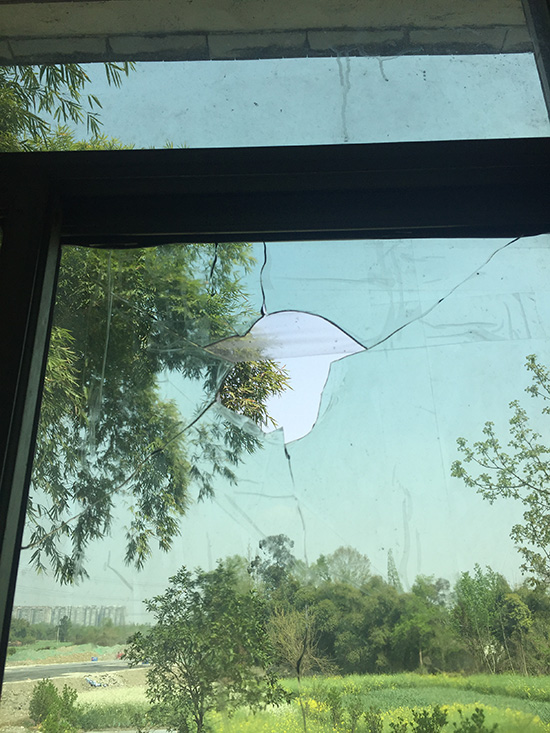 干昌友家的玻璃，被报复的人员砸出多个窟窿。赵孟 摄