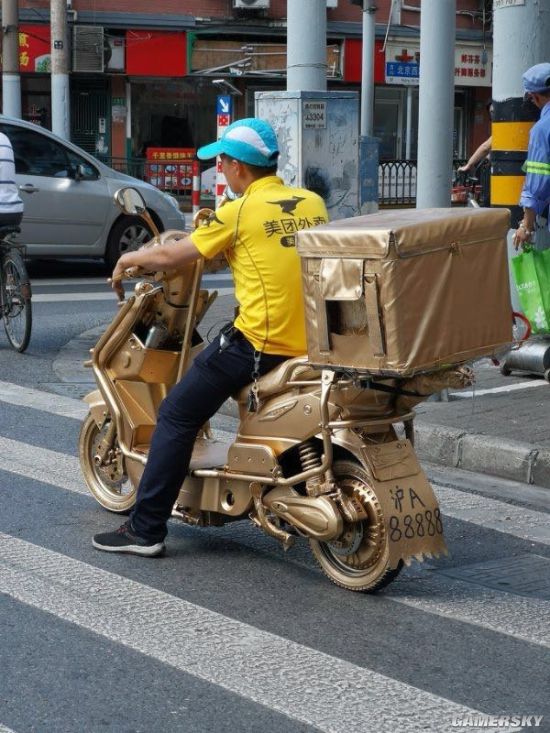 外卖小哥为圆土豪梦 自制黄金座驾、88888车牌