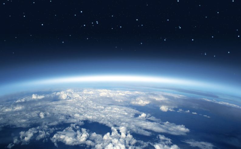 他是首个进入太空的华人，提前杨利伟18年把五星红旗送入太空