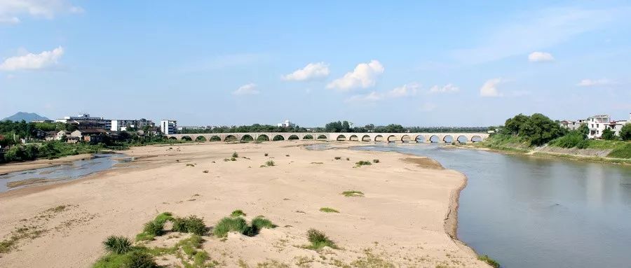 253彩票网平台·情侣行车时争吵拉扯 轿车失控撞上高速公路护栏